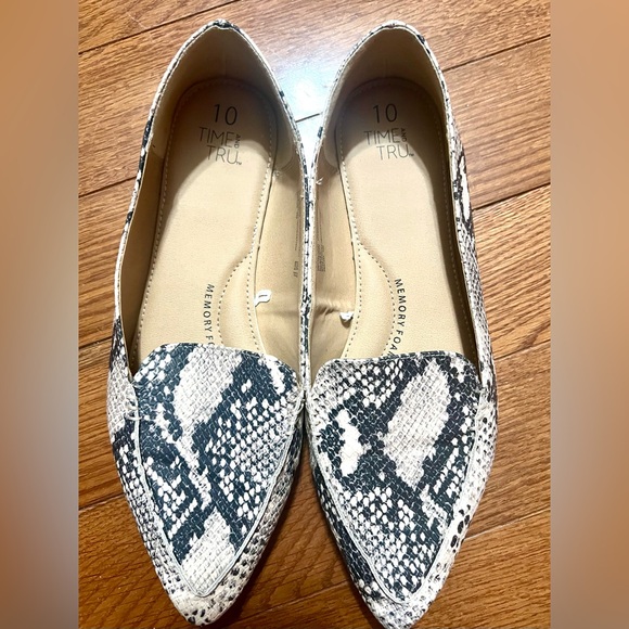 Time and Tru Women's Black and Cream Snakeskin Flats - Picture 2 of 4